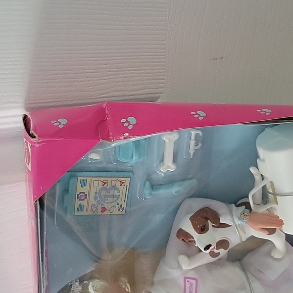 Pet Doctor Barbie - Picture 4 of 7